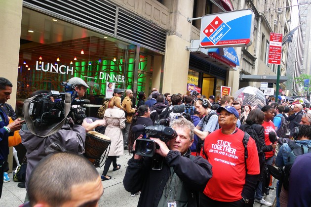 Demonstranterna har samlats utanför en Domino's Pizza strax söder om Times Square.