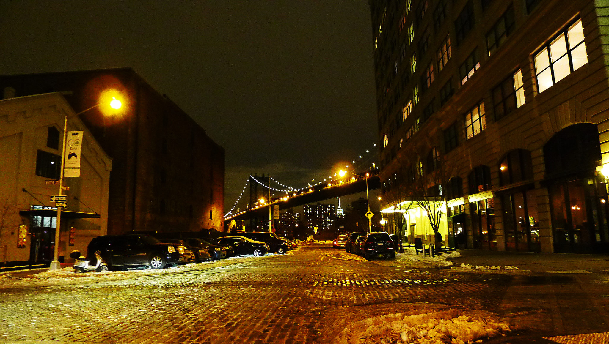 Manhattan Bridge sedd från Dumbo, Brooklyn.